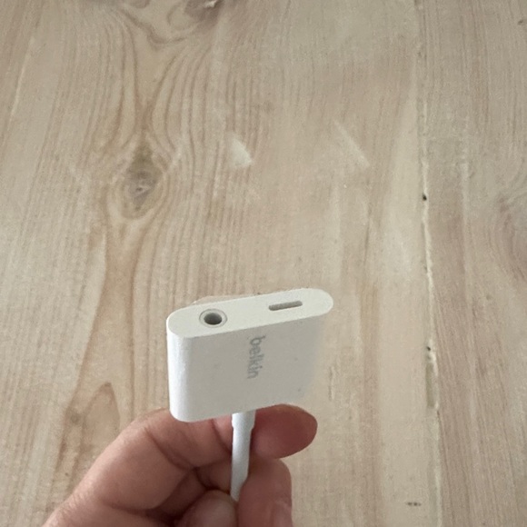 Belkin White Lightning Audio and Charger Adapter - Picture 5 of 5